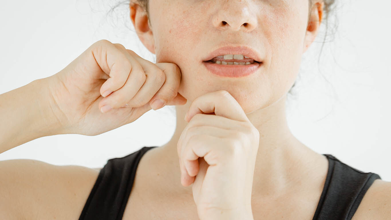 Les massages du visage stimulent la circulation sanguine de la peau du visage.